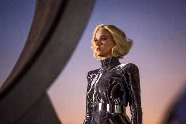 julia michaels debuts music video for ‘issues’