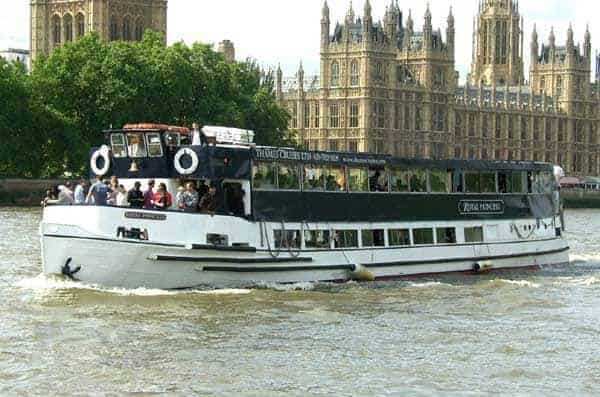 alt pop duo Æves premiere “wild hearts” music video