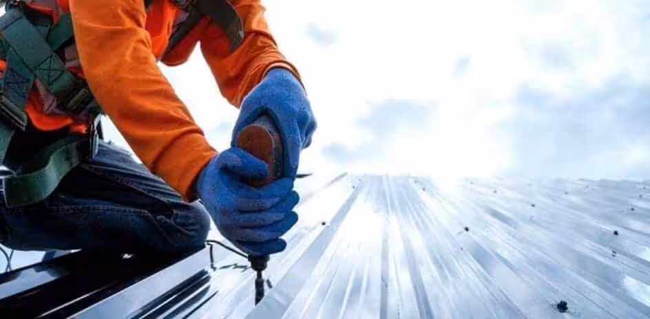 alex frew releases live performance of debut single ‘get out alive’