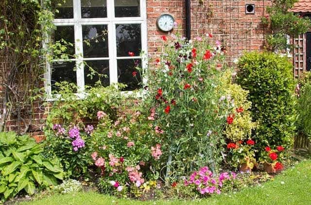 rising pop star simone returns with ‘be there soon’