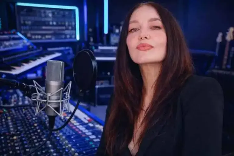 The Return of a Cult Icon: Betty Moon’s “Strangely Beautiful” Evolution Betty Moon recording in a professional music studio with mixing consoles and audio equipment.