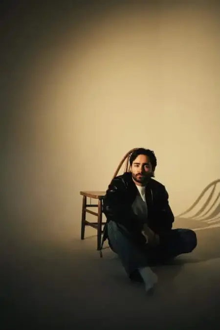 Ike Dweck – The End of Me | New Single & US Tour 2026 Ike Dweck seated on a chair with a neutral background, promoting his new single and US tour 2026.