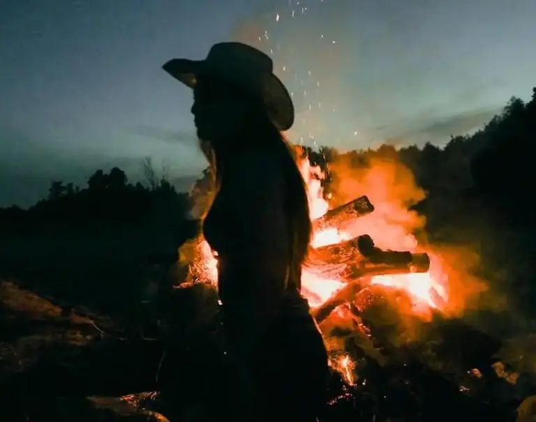 Hayden Ryann Shares Country-Pop Single Walk Through Fire